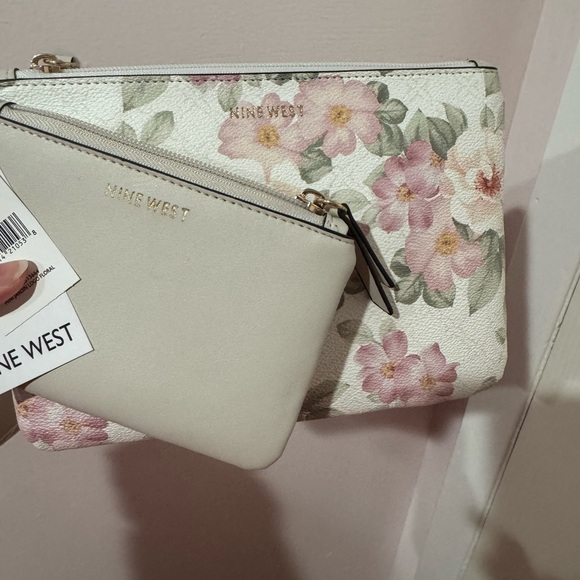 NWT 2 piece floral wristlet set - Picture 2 of 3